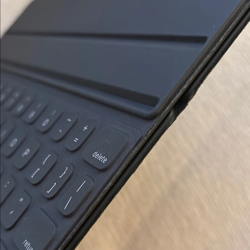 USED Apple Pencil 2 and Apple iPad Pro keyboard for 11 inch 2018 iPad Pro